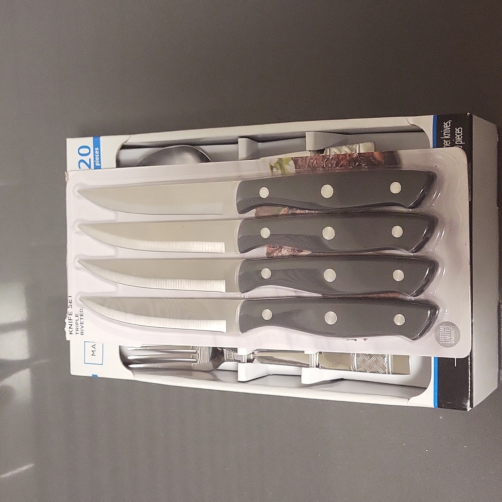 20 Piece Cutlery Set + 4 Knives